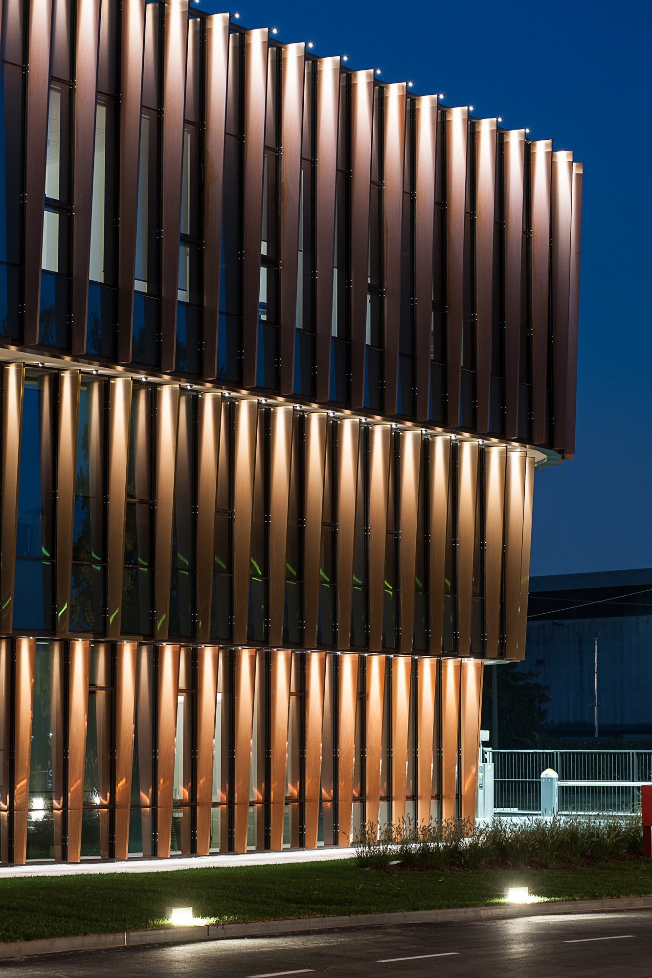 How to illuminate a glass sunblinds facade